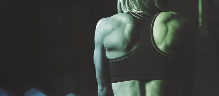 Visuel représentant le certificat en pathlogie sport > il s'agit d'une femme de dos en brassière de sport